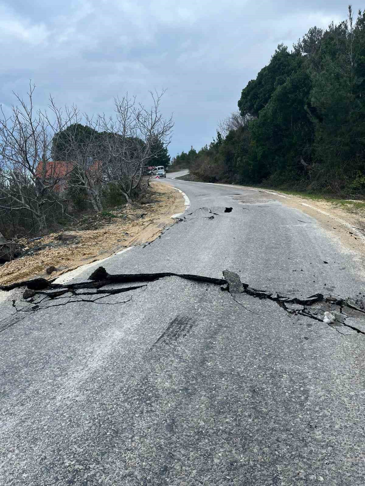 kastamonuda-heyelan-sebebiyle-catlaklar-olusan-yol-ulasima-kapatildi