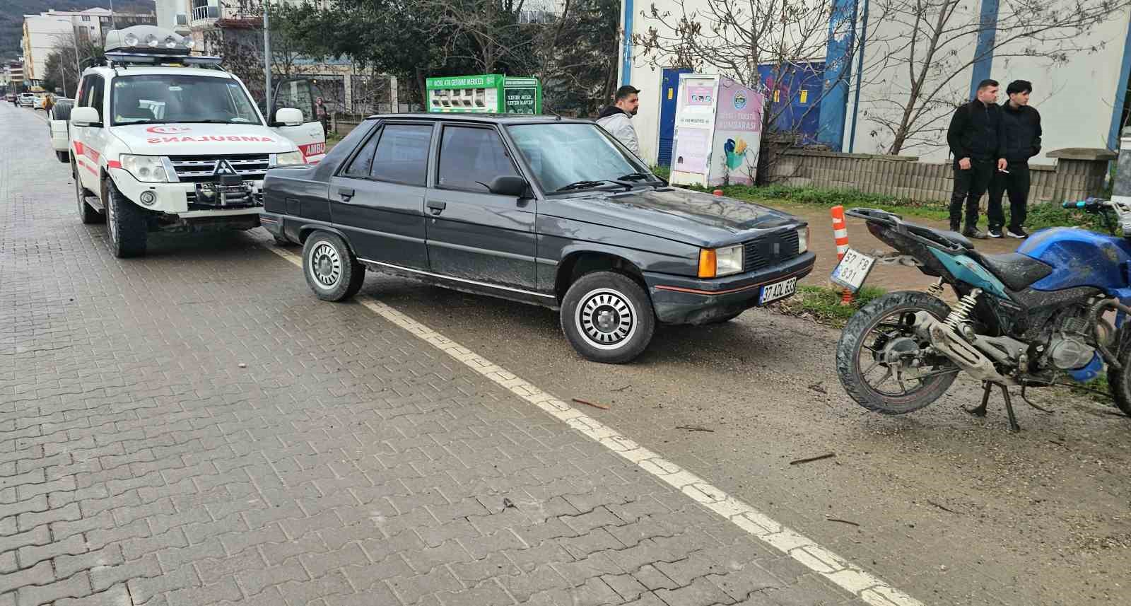 kastamonuda-motosiklet-ile-otomobil-carpisti-2-yarali