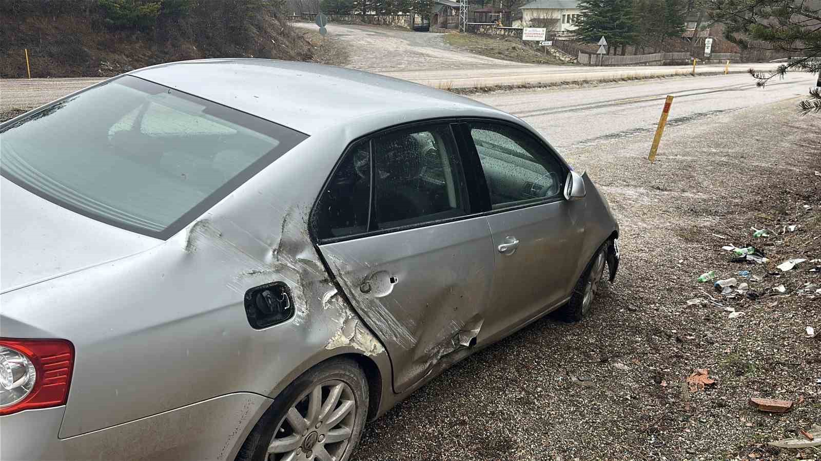 kayak-merkezine-gitmek-icin-yola-cikan-aile-kaza-yapti-3-yarali