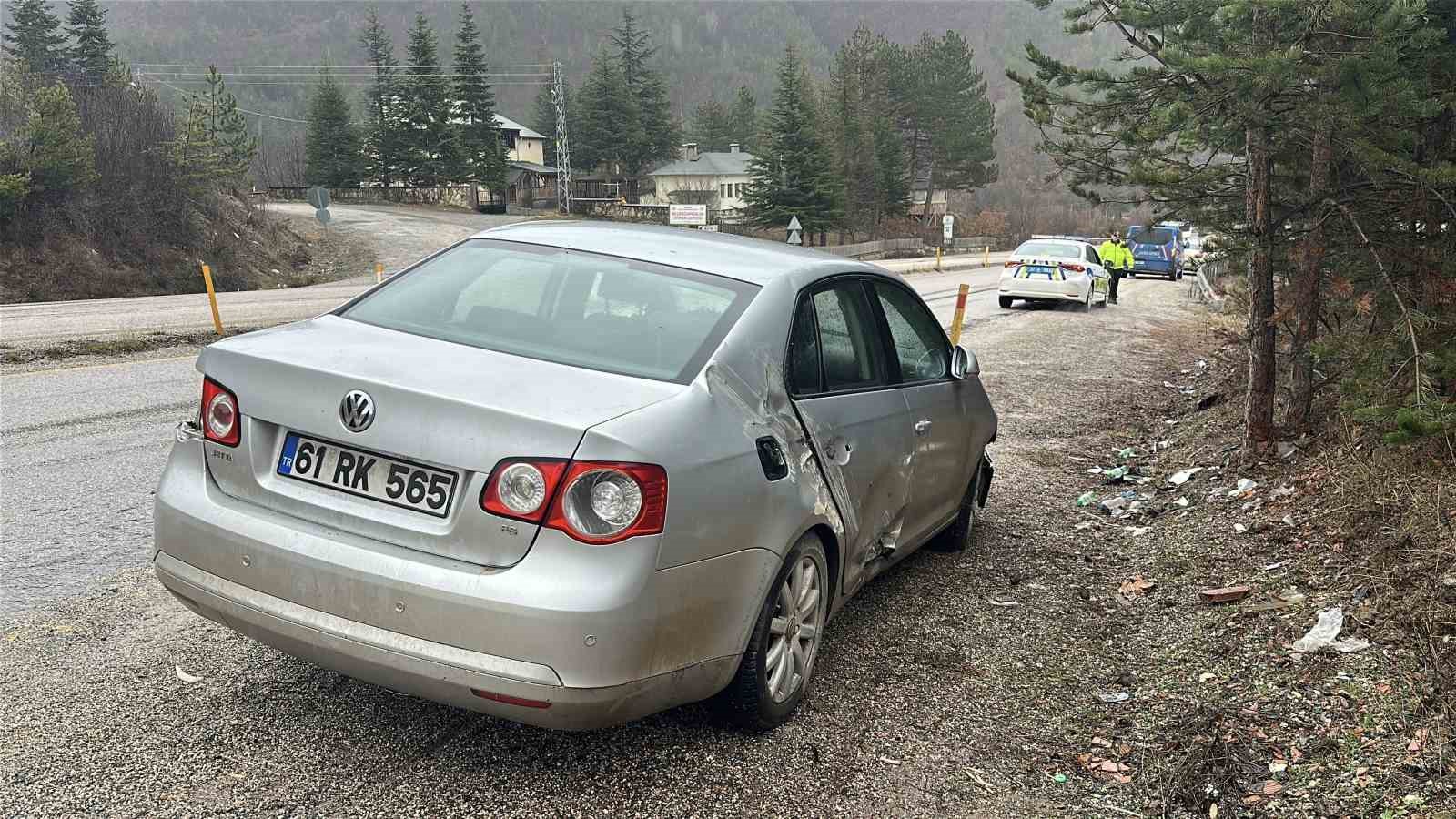 kayak-merkezine-gitmek-icin-yola-cikan-aile-kaza-yapti-3-yarali