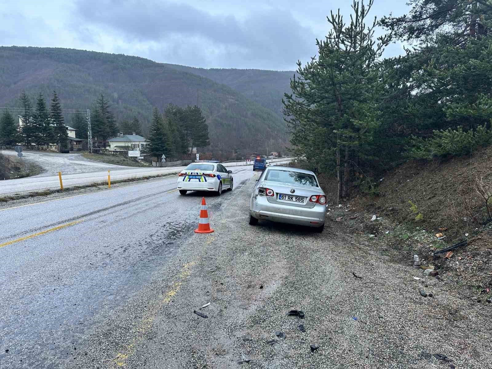 kayak-merkezine-gitmek-icin-yola-cikan-aile-kaza-yapti-3-yarali