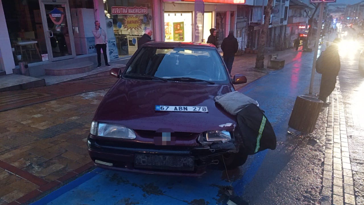 kazada-firlayan-motokurye-otomobilin-uzerine-dustu