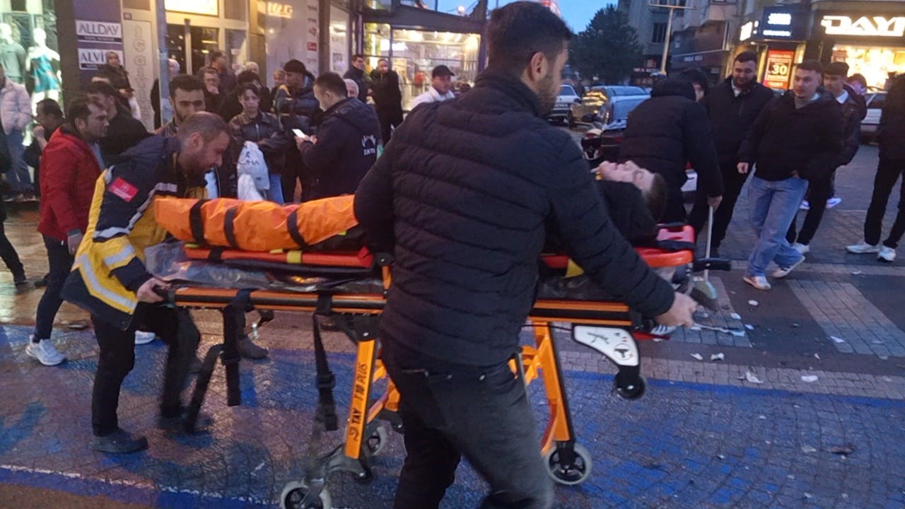 kazada-firlayan-motokurye-otomobilin-uzerine-dustu