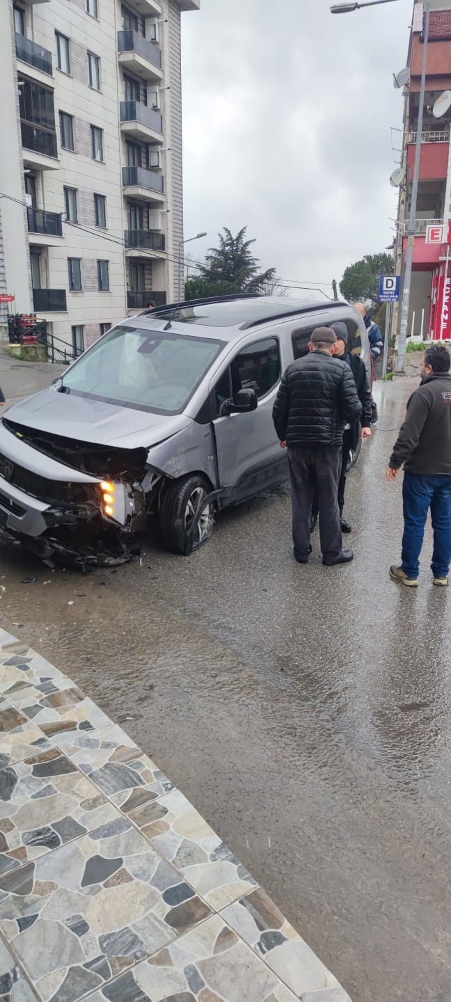 kazada-yaralanan-genc-ogretmen-hastanede-hayat-mucadelesini-kaybetti