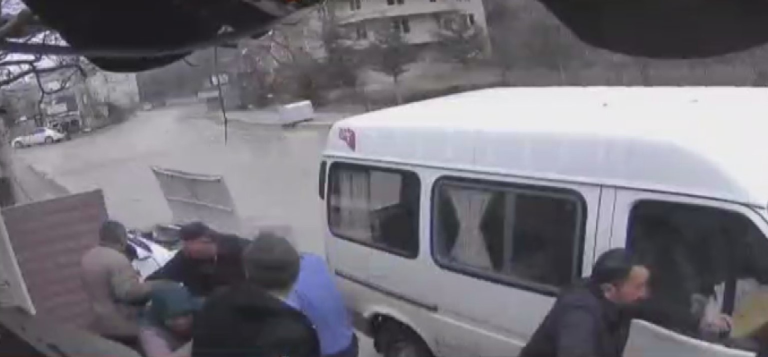 kontrolden-cikan-otomobil-ters-donerek-demir-kapiyi-kirip-bahceye-girdi