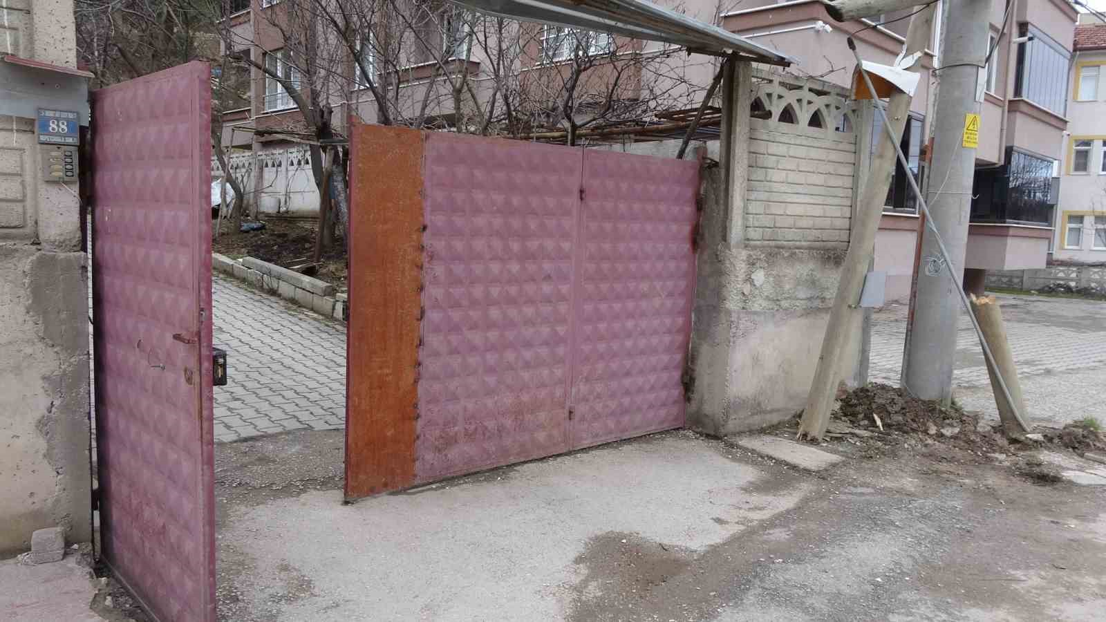 kontrolden-cikan-otomobil-ters-donerek-demir-kapiyi-kirip-bahceye-girdi