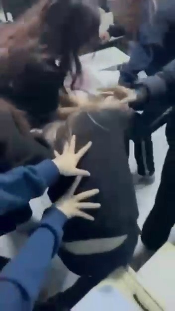 lisedeki-kavga-anlari-kamerada-3-ogrenciye-uzaklastirma-cezasi