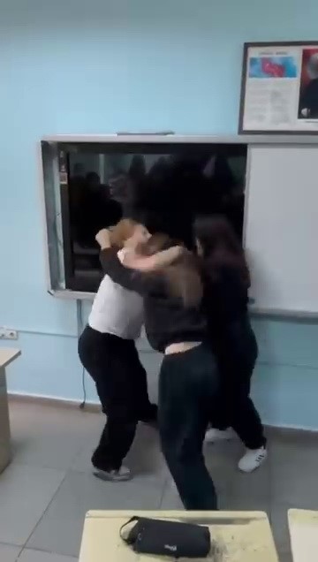 lisedeki-kavga-anlari-kamerada-3-ogrenciye-uzaklastirma-cezasi