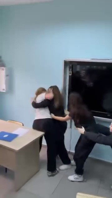 lisedeki-kavga-anlari-kamerada-3-ogrenciye-uzaklastirma-cezasi