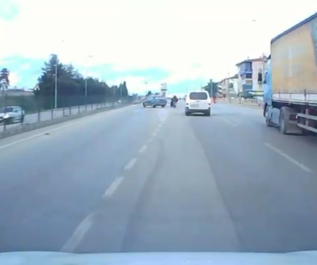 motosiklete-carpmamak-icin-direksiyonu-kirdi-otomobil-refuje-carpti