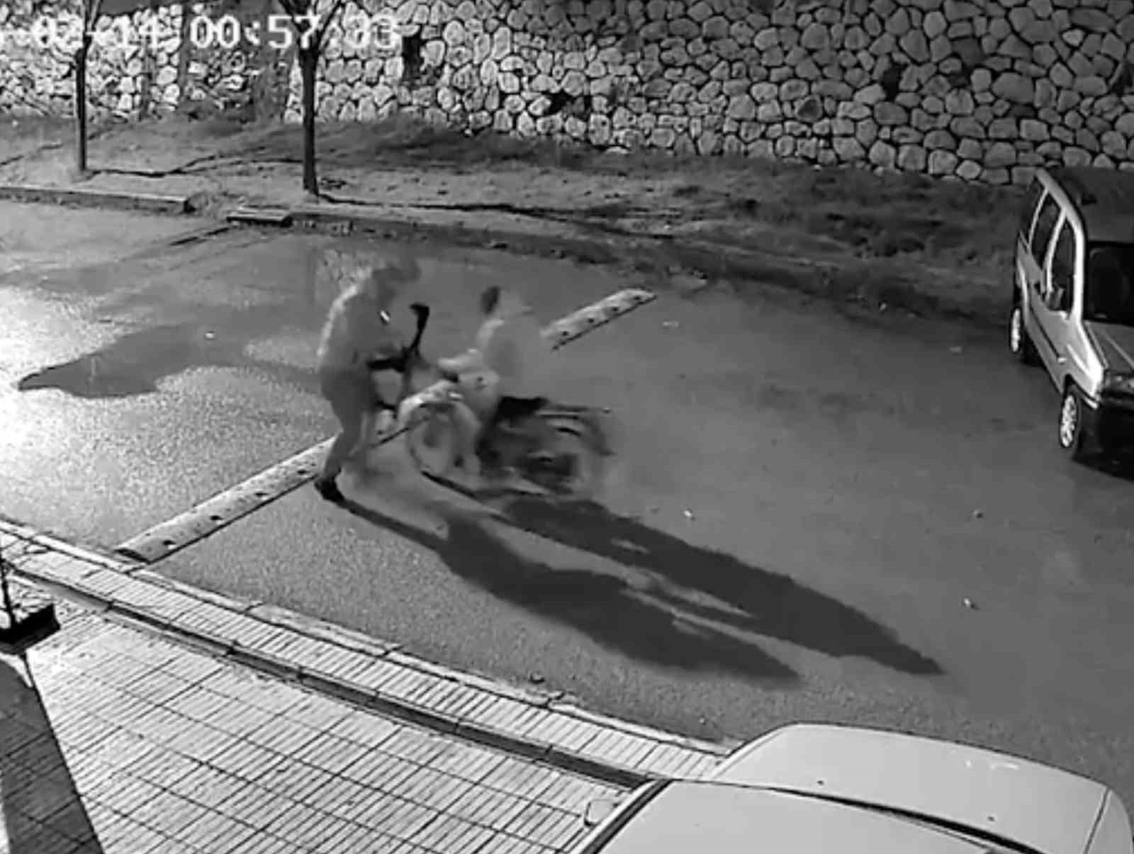 motosikletli-saldirganlar-ayni-is-yerini-ikinci-kez-kursun-yagmuruna-tuttu-o-anlar-kamerada