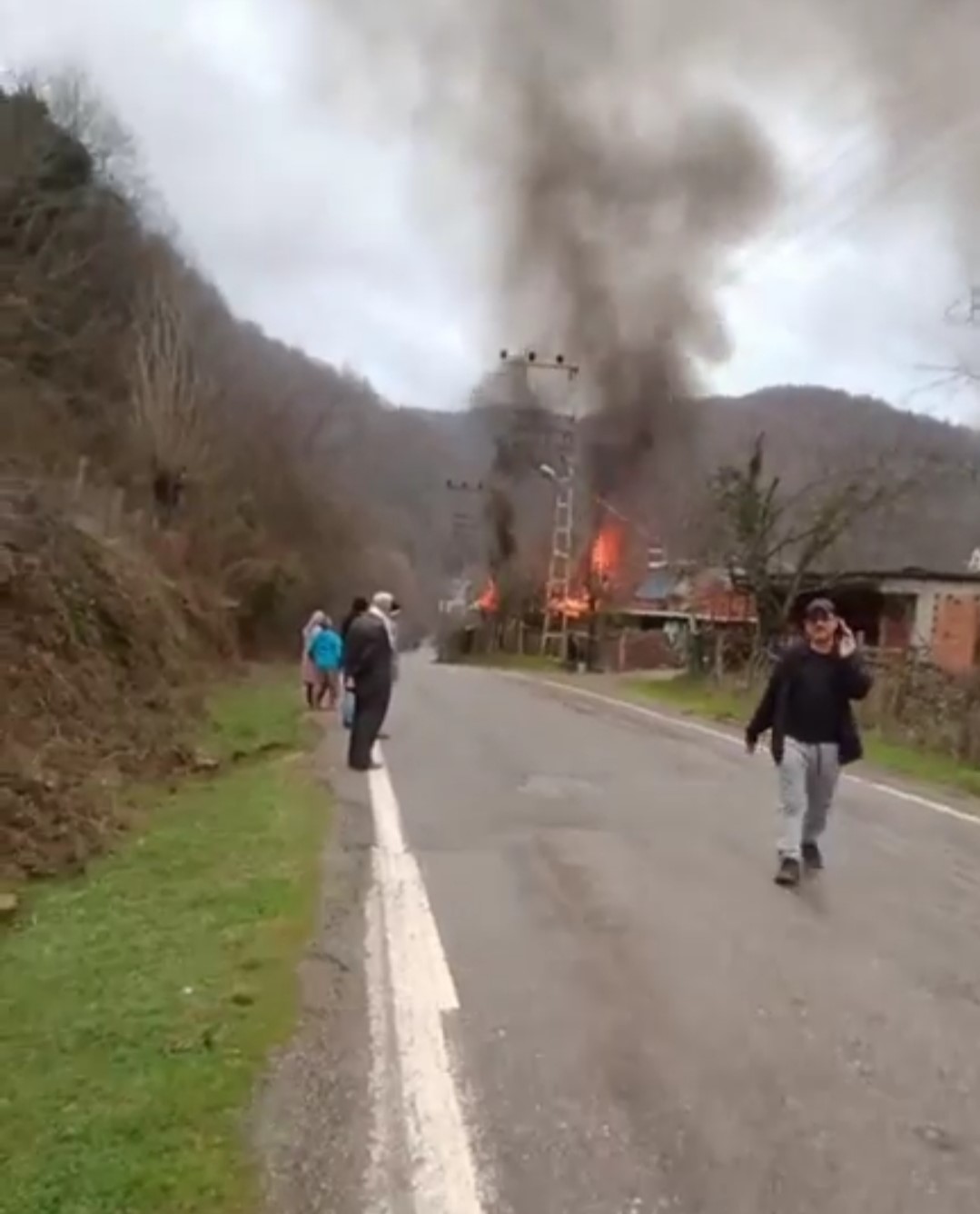 mutfak-tupunden-cikan-yanginla-ev-kule-dondu