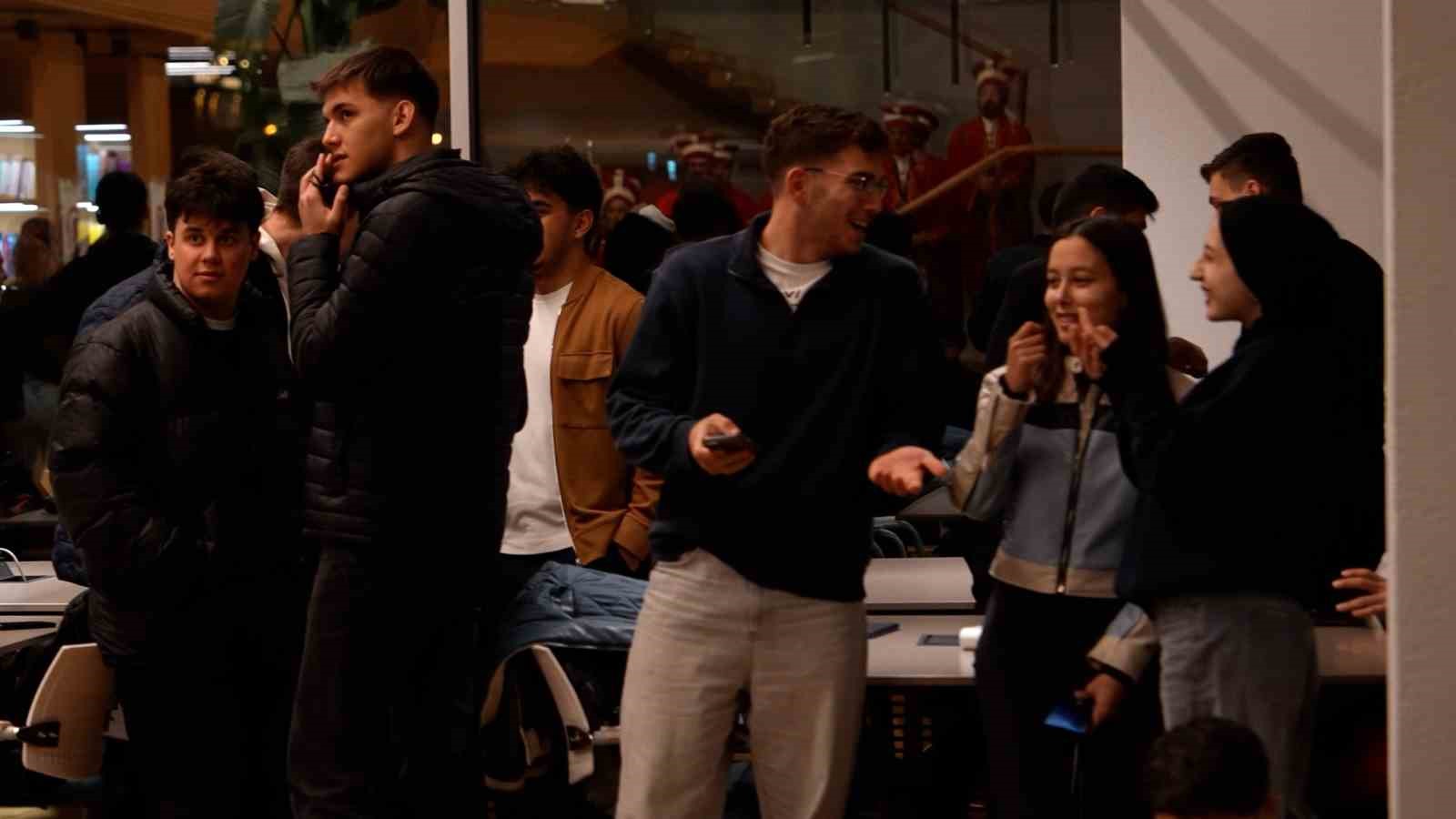 ogrenciler-marsla-girdi-mehterle-karsilandi