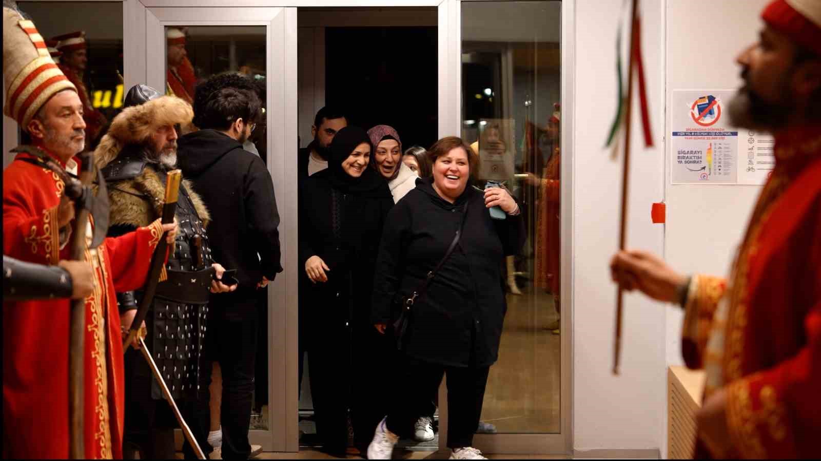 ogrenciler-marsla-girdi-mehterle-karsilandi