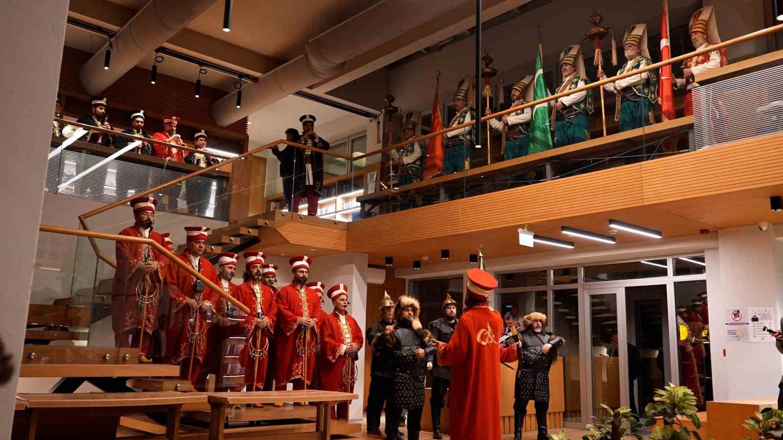 ogrenciler-marsla-girdi-mehterle-karsilandi