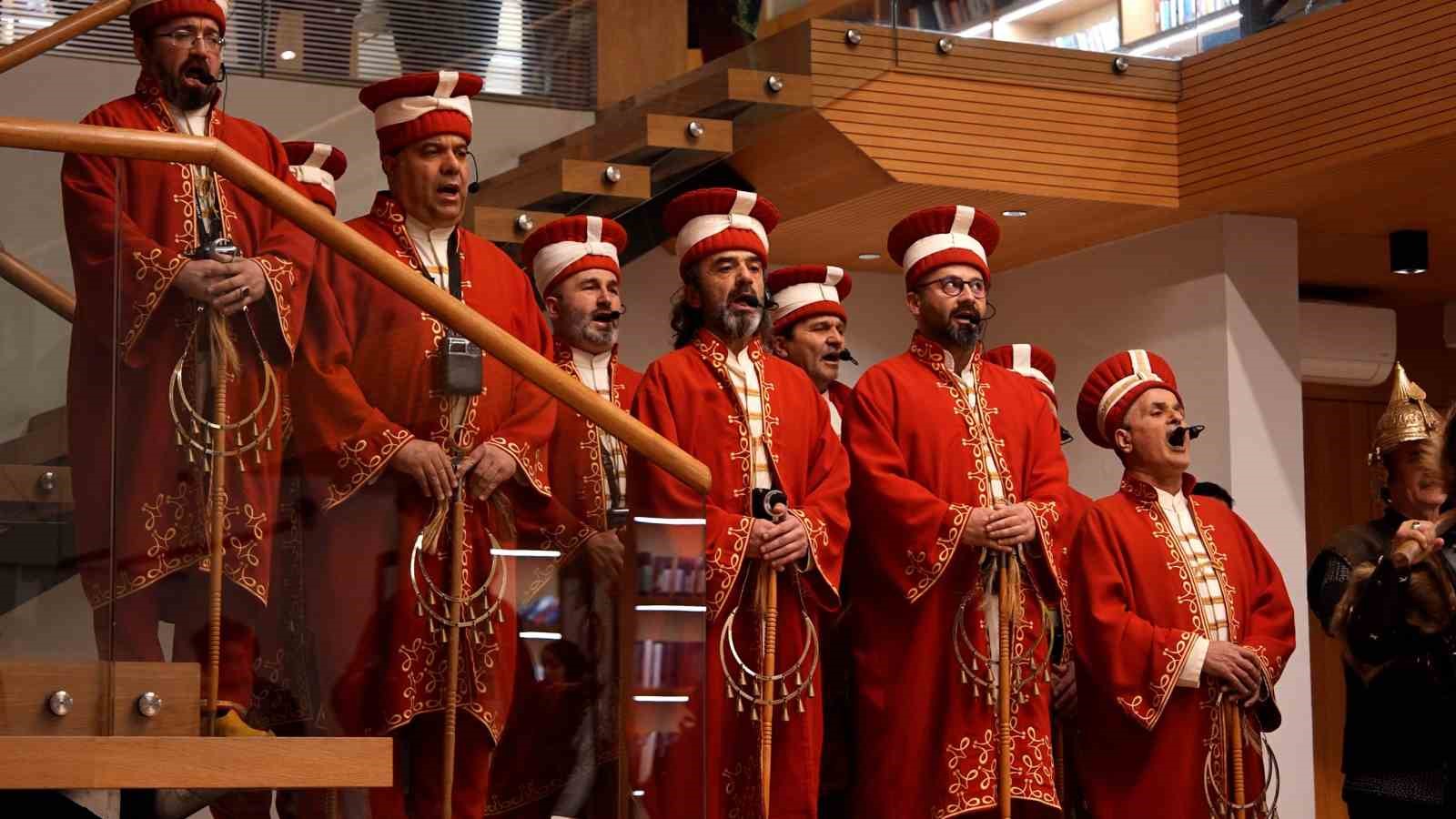 ogrenciler-marsla-girdi-mehterle-karsilandi