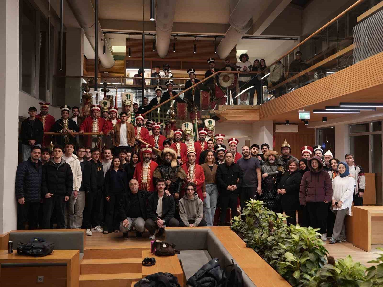 ogrenciler-marsla-girdi-mehterle-karsilandi