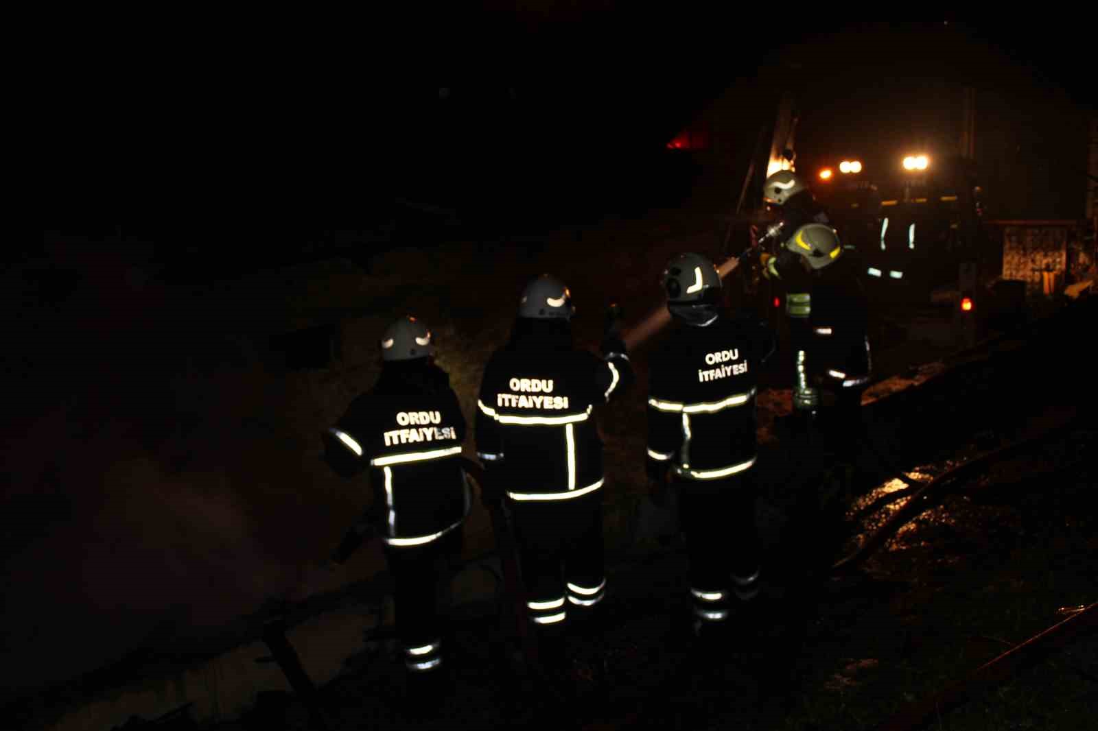 orduda-ahir-yangini-27-buyukbas-hayvan-telef-oldu