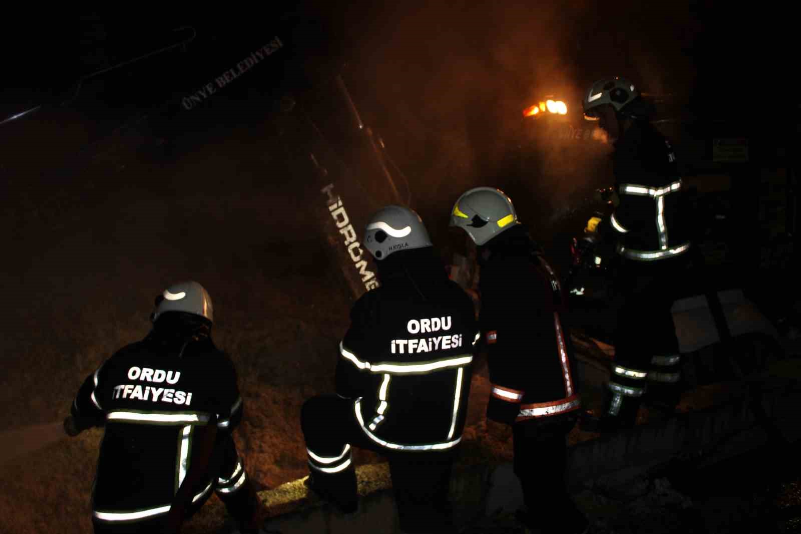 orduda-ahir-yangini-27-buyukbas-hayvan-telef-oldu