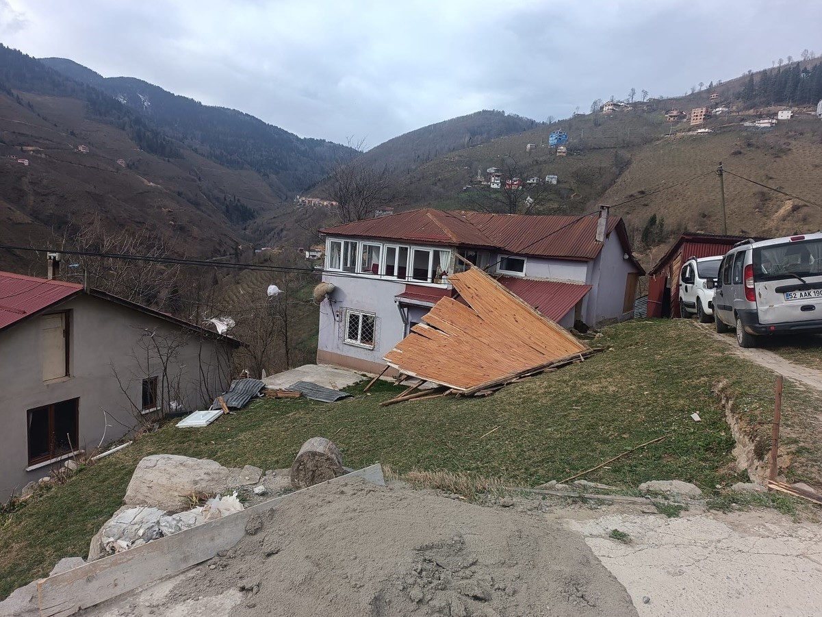 orduda-firtina-evlerin-catilari-uctu