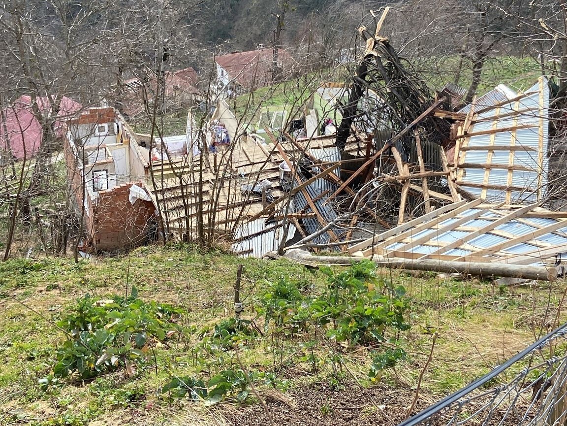 orduda-firtina-evlerin-catilari-uctu