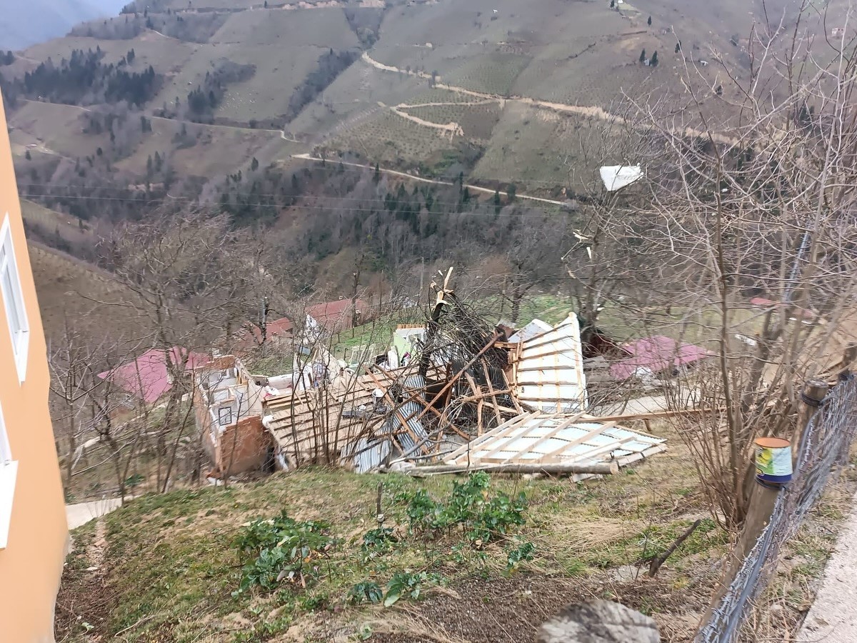 orduda-firtina-evlerin-catilari-uctu