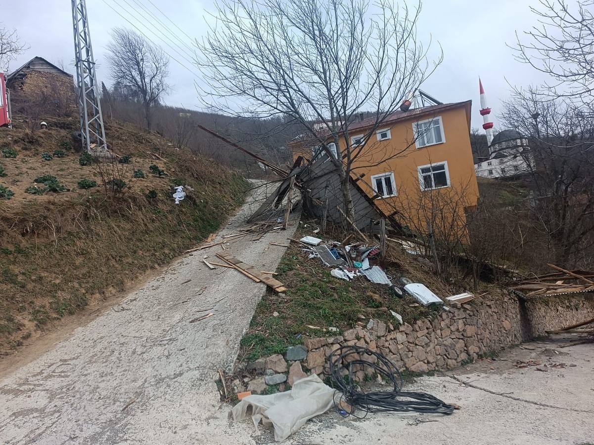 orduda-firtina-evlerin-catilari-uctu