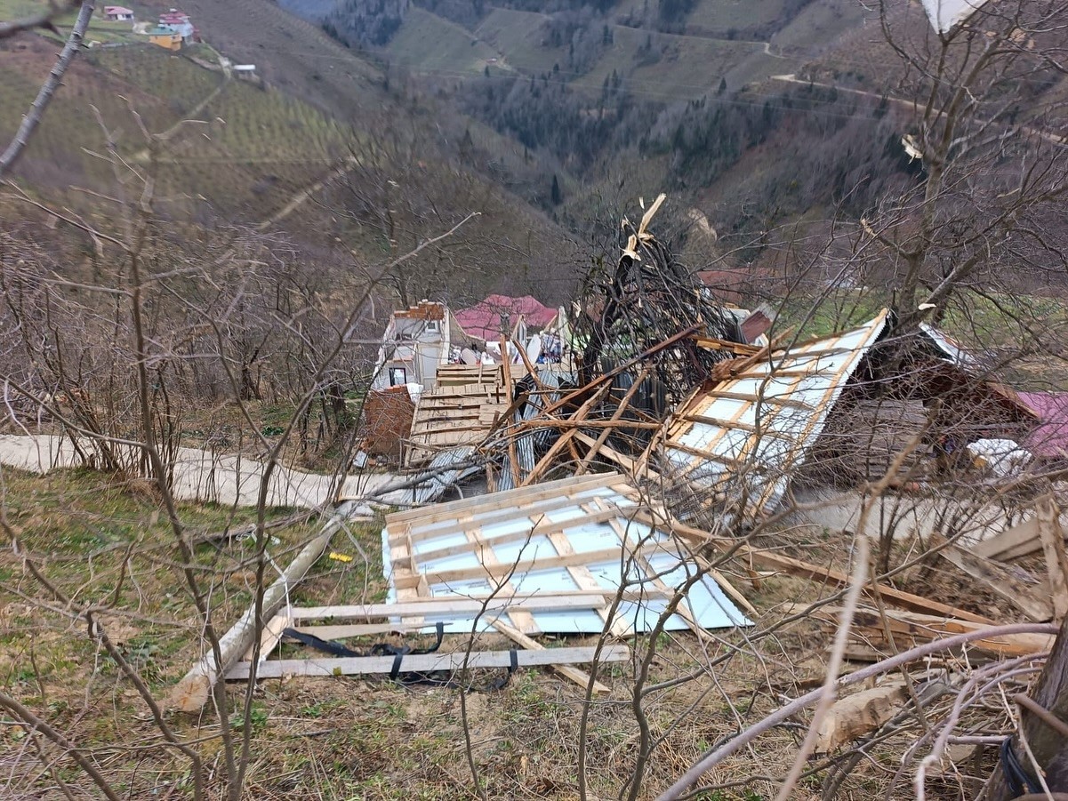 orduda-firtina-evlerin-catilari-uctu