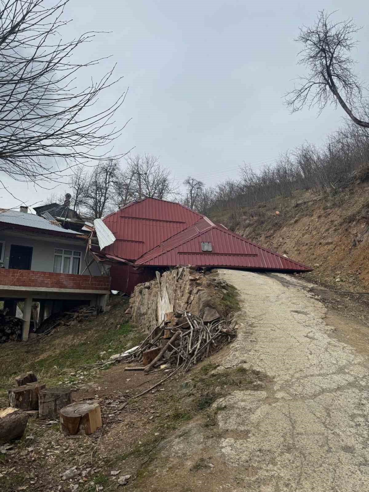 orduda-firtina-evlerin-catilari-uctu