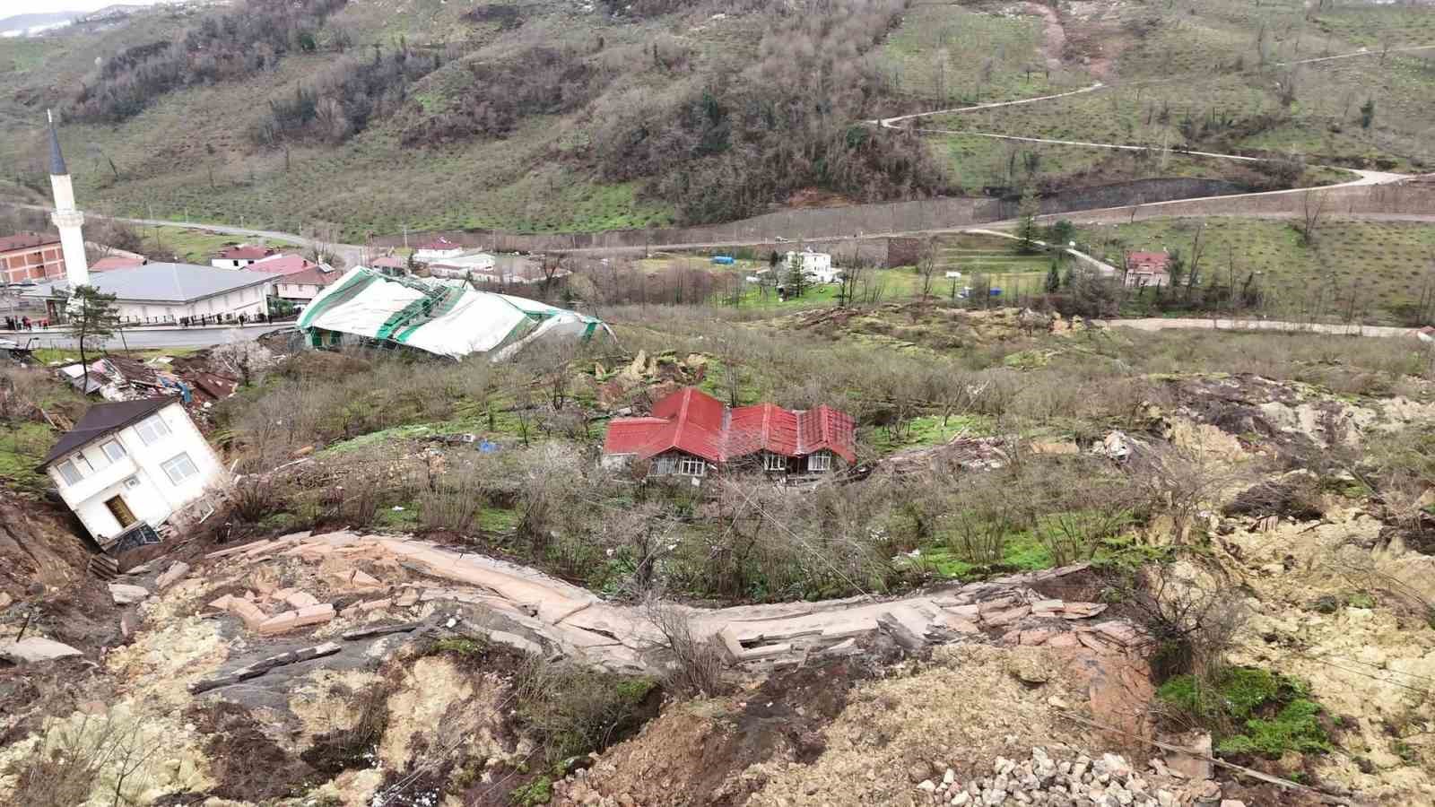 orduda-heyelan-evler-yikildi-yol-coktu