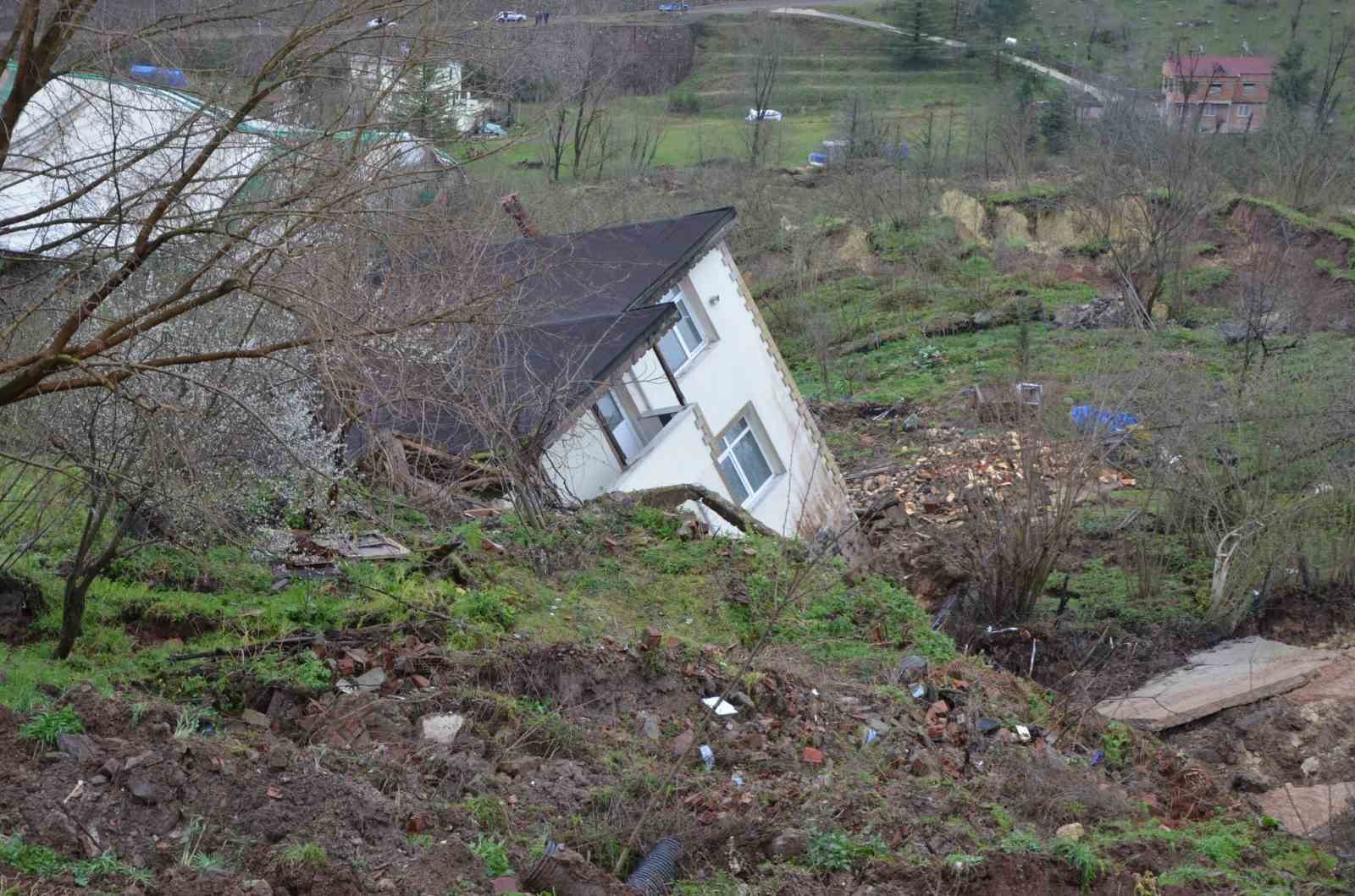 orduda-heyelan-evler-yikildi-yol-coktu