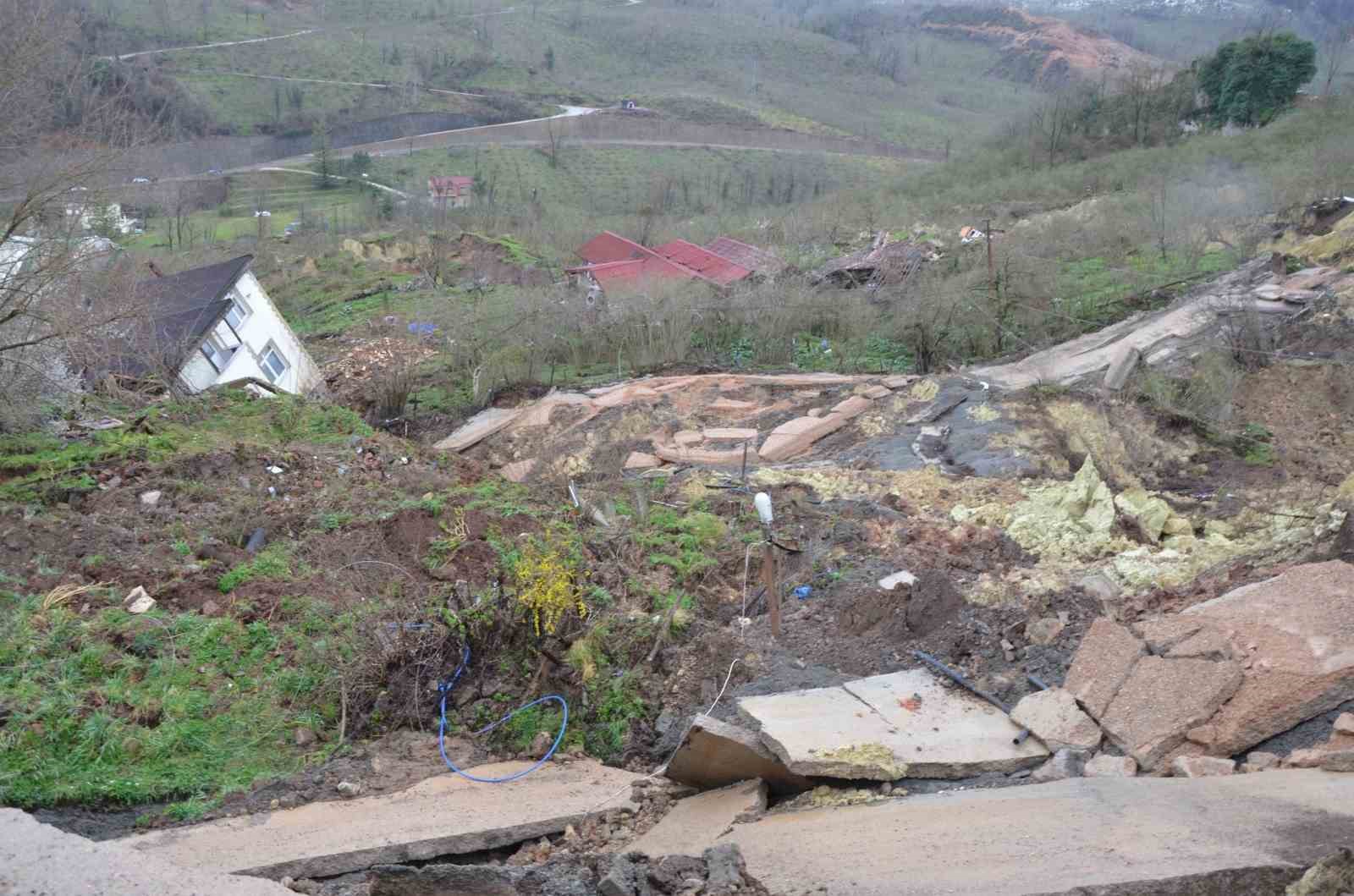 orduda-heyelan-evler-yikildi-yol-coktu