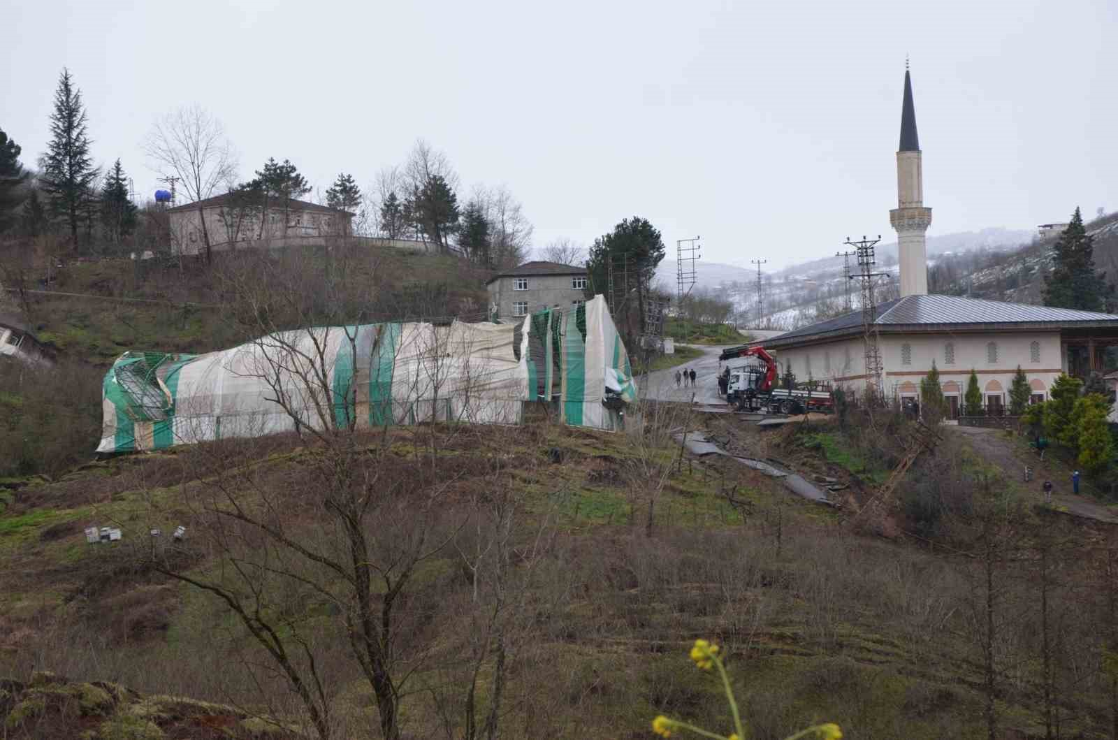 orduda-heyelan-evler-yikildi-yol-coktu