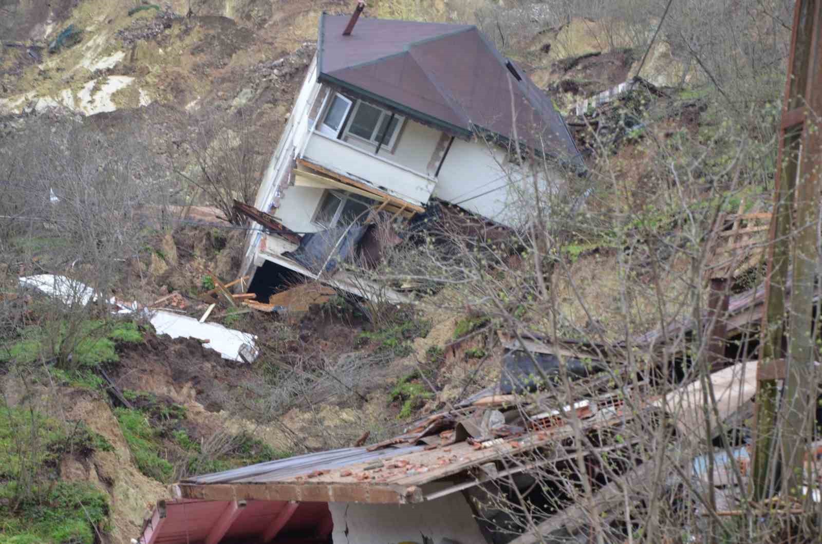 orduda-heyelan-evler-yikildi-yol-coktu