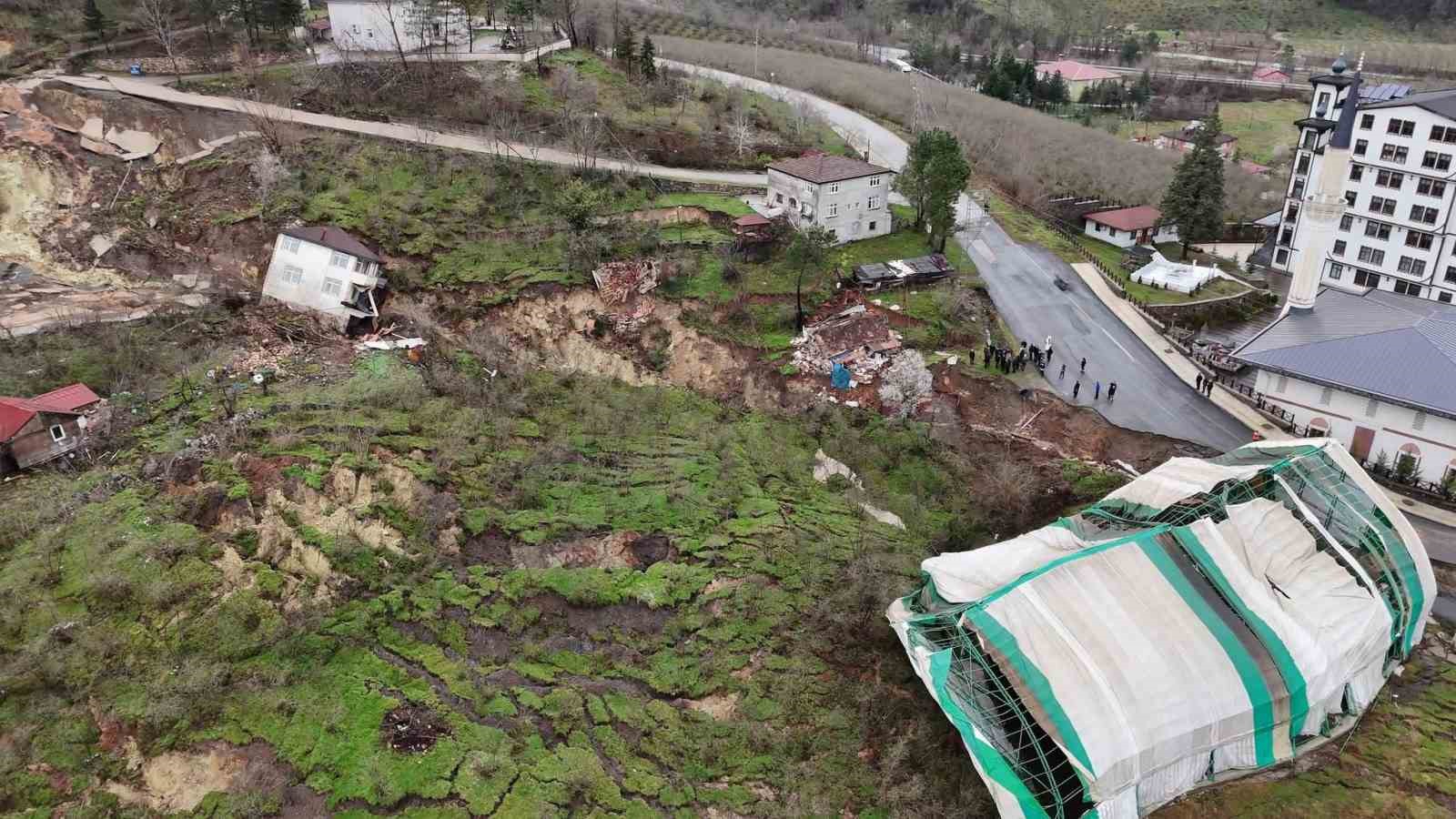 orduda-heyelan-evler-yikildi-yol-coktu