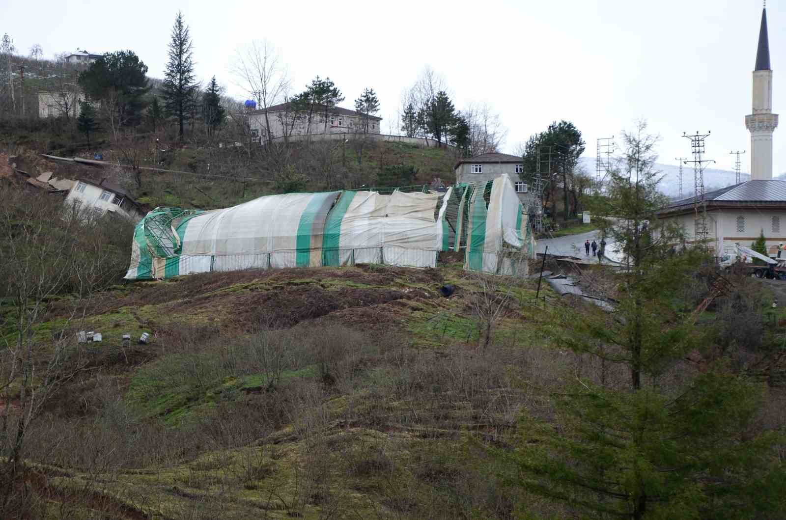 orduda-heyelan-evler-yikildi-yol-coktu