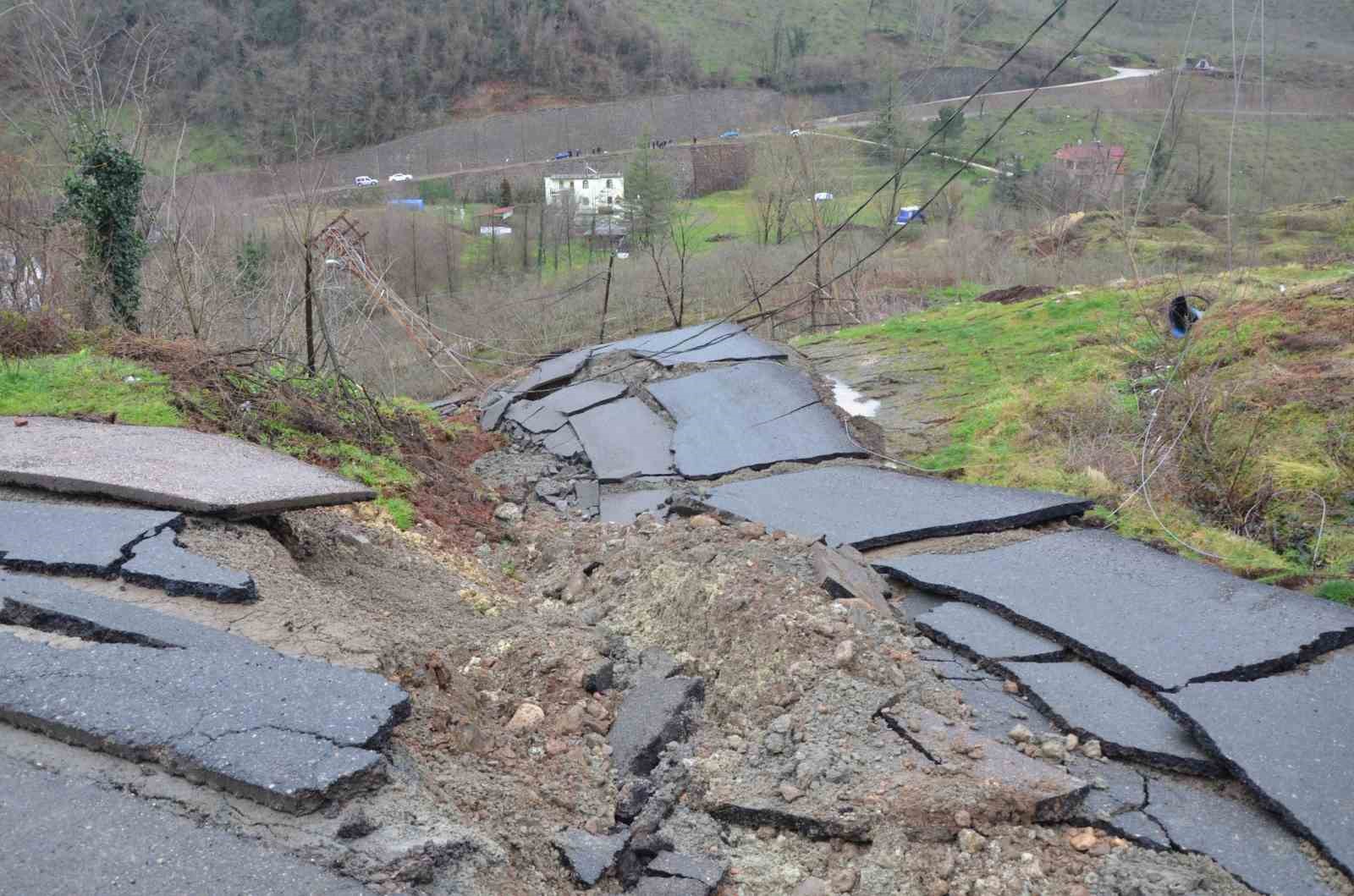 orduda-heyelan-evler-yikildi-yol-coktu