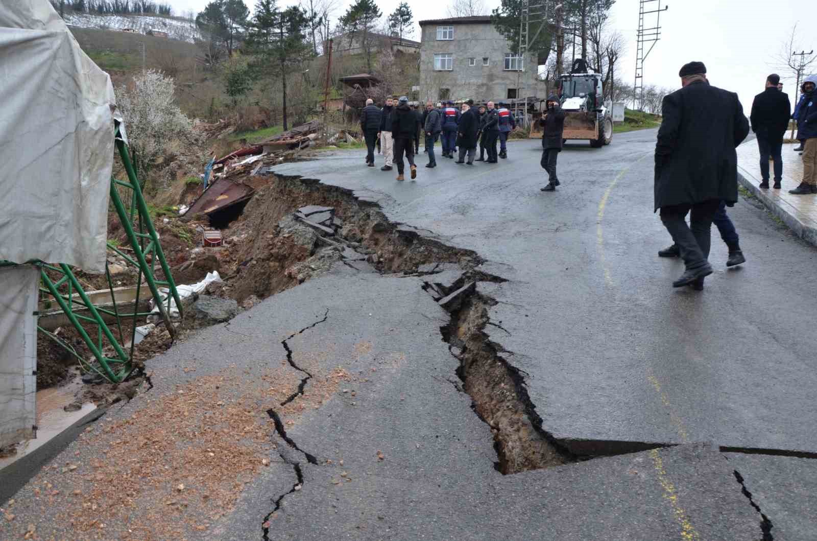 orduda-heyelan-evler-yikildi-yol-coktu