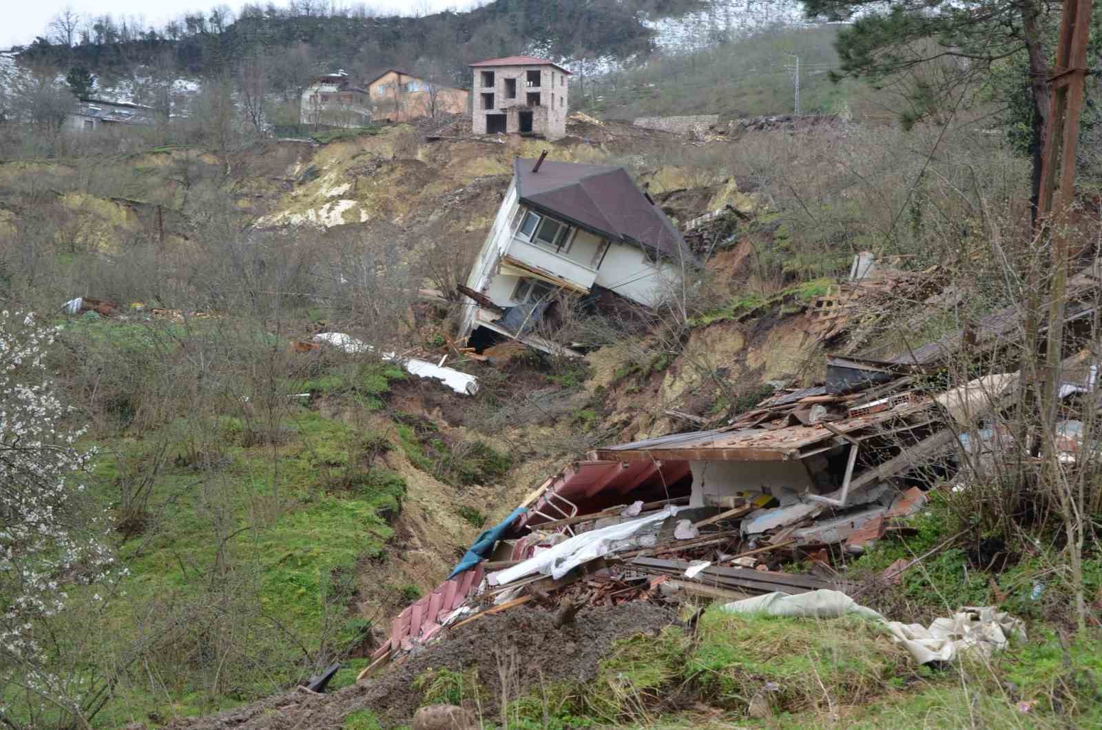 orduda-heyelan-evler-yikildi-yol-coktu