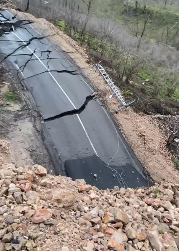 orduda-heyelan-nedeniyle-yol-ulasima-kapandi