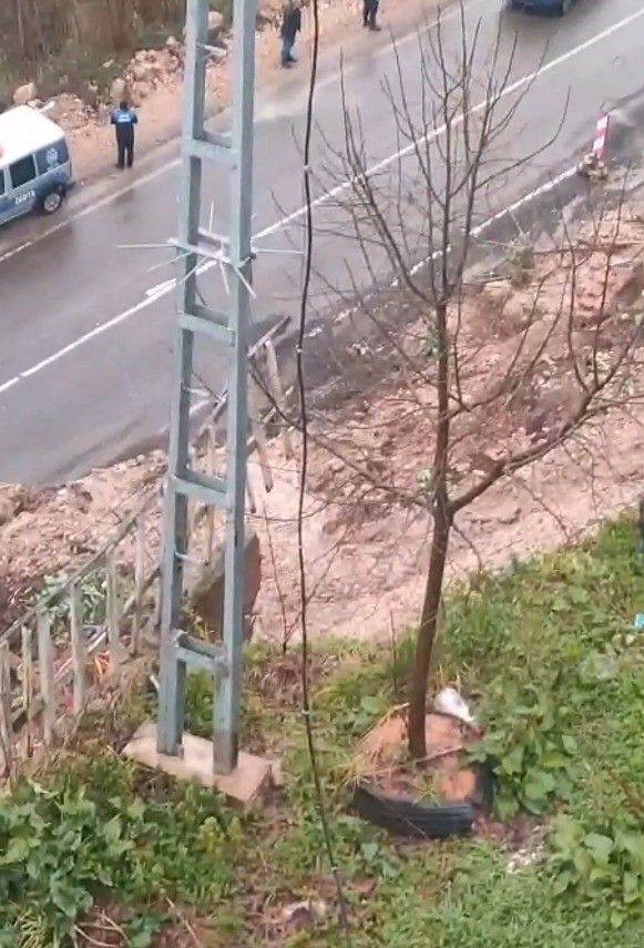 orduda-heyelan-nedeniyle-yol-ulasima-kapandi