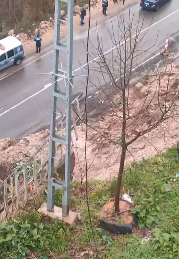 orduda-heyelan-nedeniyle-yol-ulasima-kapandi