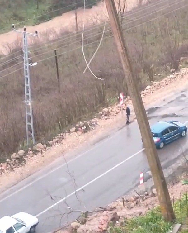 orduda-heyelan-nedeniyle-yol-ulasima-kapandi