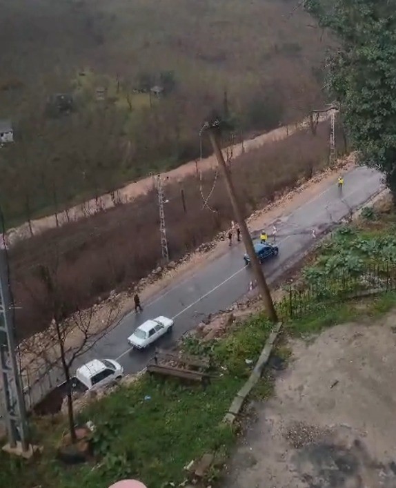 orduda-heyelan-nedeniyle-yol-ulasima-kapandi