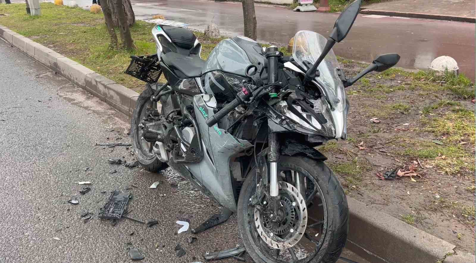 orduda-otomobil-ile-carpisan-motosikletli-yaralandi-kaza-ani-arac-kamerasina-yansidi