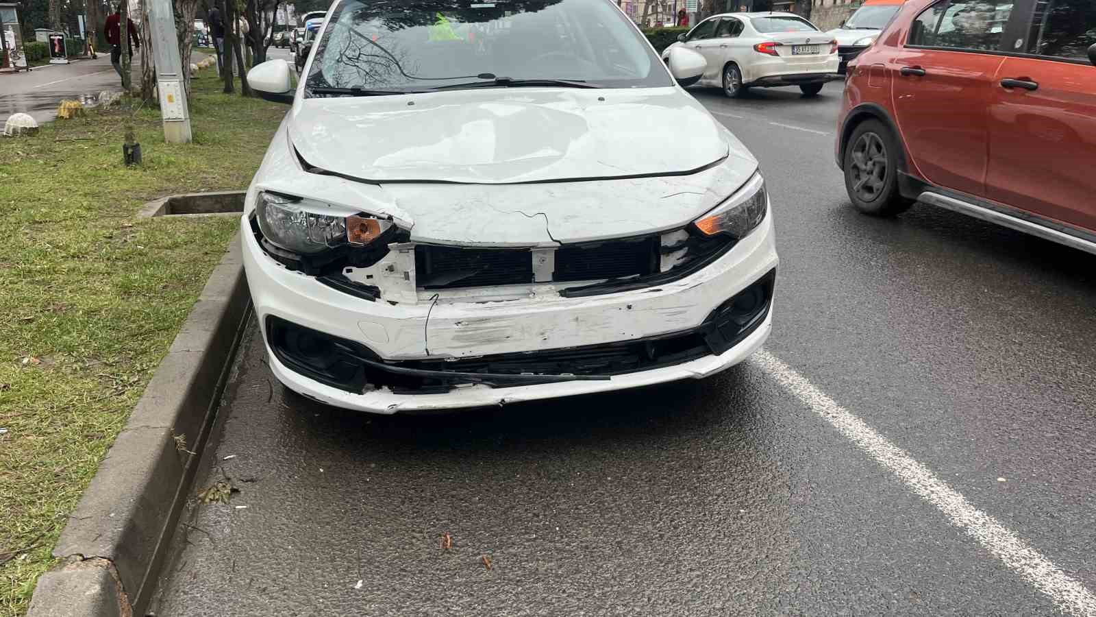 orduda-otomobil-ile-carpisan-motosikletli-yaralandi-kaza-ani-arac-kamerasina-yansidi