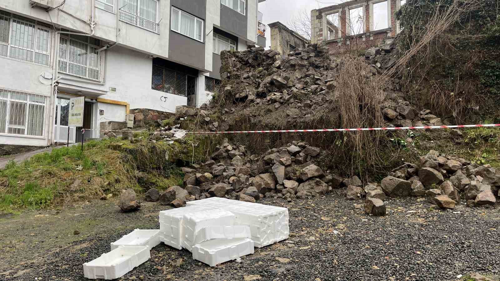 orduda-tarihi-evin-istinat-duvari-araclarin-uzerine-devrildi