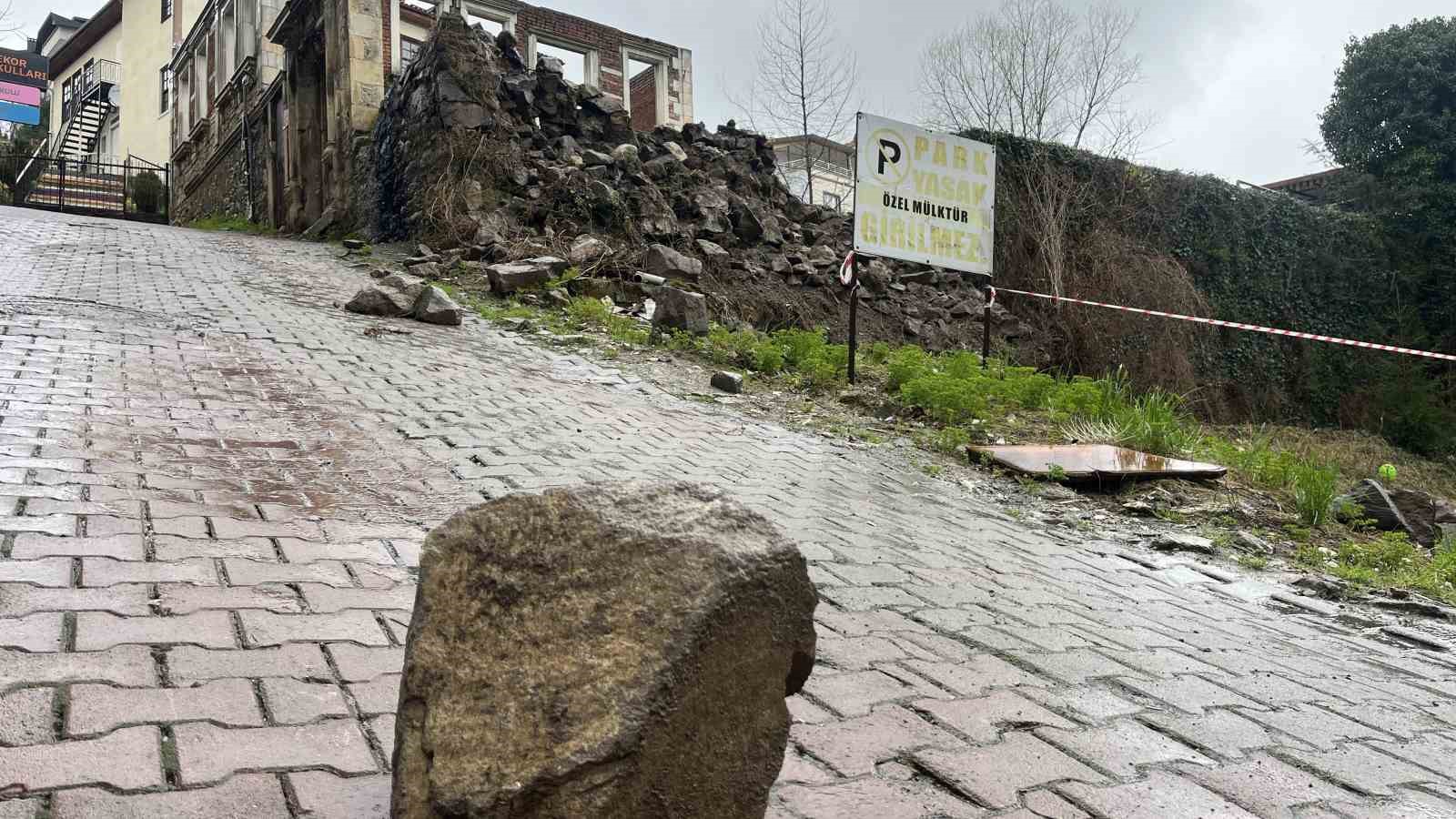 orduda-tarihi-evin-istinat-duvari-araclarin-uzerine-devrildi