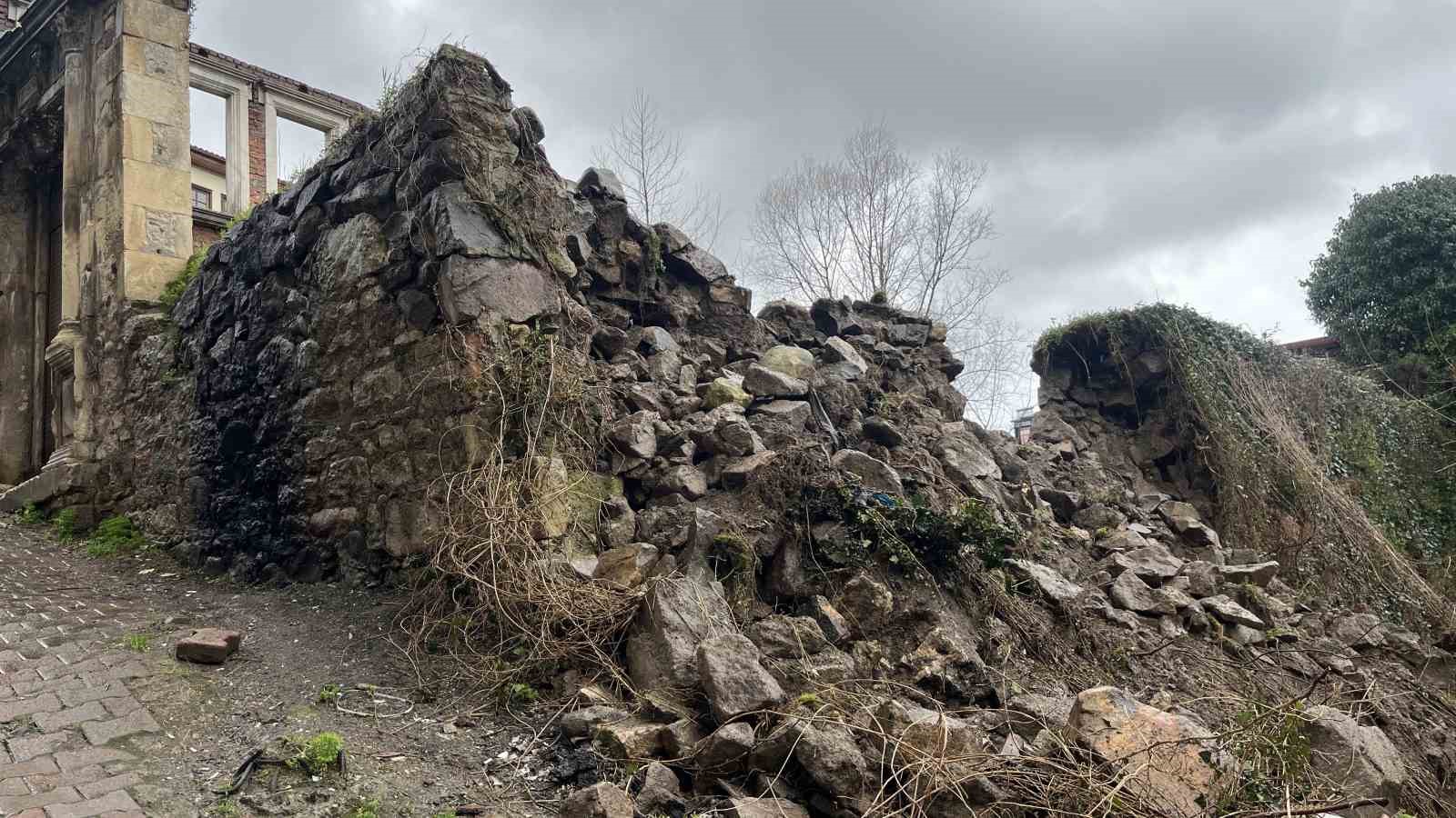 orduda-tarihi-evin-istinat-duvari-araclarin-uzerine-devrildi