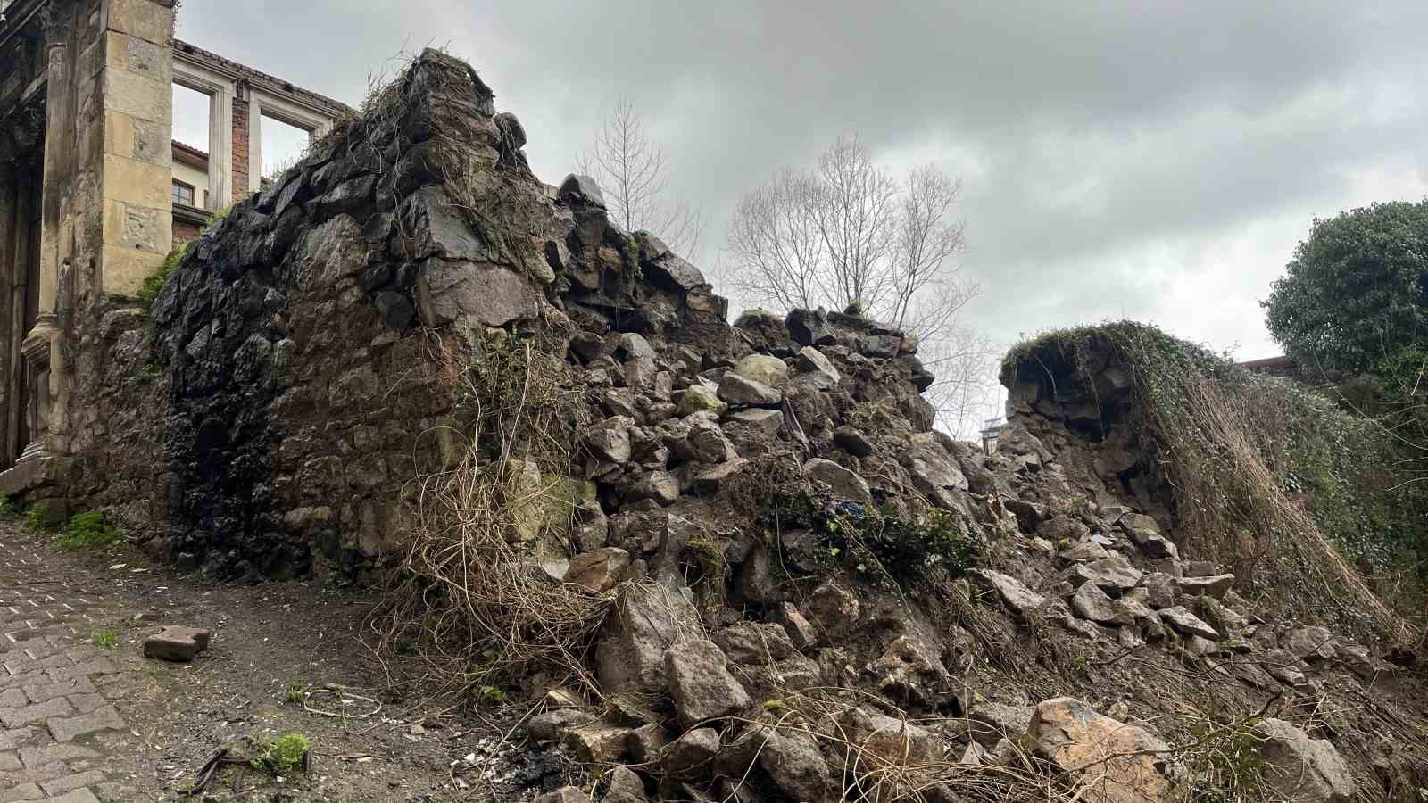 orduda-tarihi-evin-istinat-duvari-araclarin-uzerine-devrildi